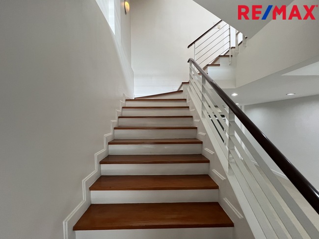 ทาวน์เฮ้าส์ รีโนเวทใหม่ Townhouse 3ชั้น ใกล้ทางด่วนประชาชื่น