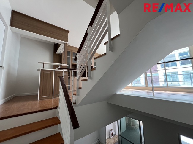 ทาวน์เฮ้าส์ รีโนเวทใหม่ Townhouse 3ชั้น ใกล้ทางด่วนประชาชื่น
