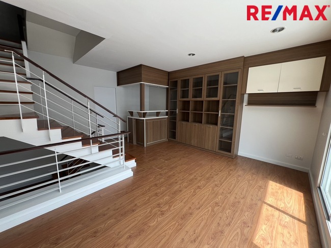 ทาวน์เฮ้าส์ รีโนเวทใหม่ Townhouse 3ชั้น ใกล้ทางด่วนประชาชื่น