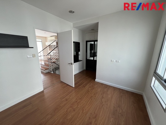 ทาวน์เฮ้าส์ รีโนเวทใหม่ Townhouse 3ชั้น ใกล้ทางด่วนประชาชื่น
