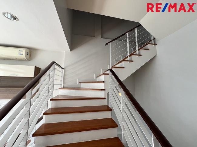 ทาวน์เฮ้าส์ รีโนเวทใหม่ Townhouse 3ชั้น ใกล้ทางด่วนประชาชื่น