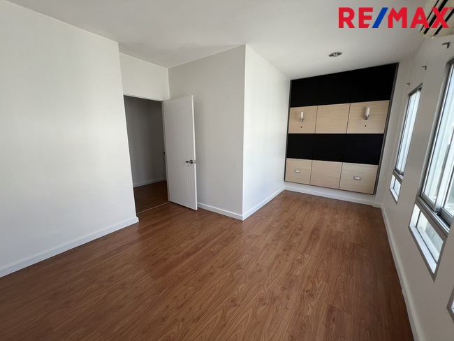 ทาวน์เฮ้าส์ รีโนเวทใหม่ Townhouse 3ชั้น ใกล้ทางด่วนประชาชื่น