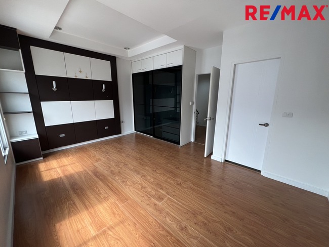 ทาวน์เฮ้าส์ รีโนเวทใหม่ Townhouse 3ชั้น ใกล้ทางด่วนประชาชื่น