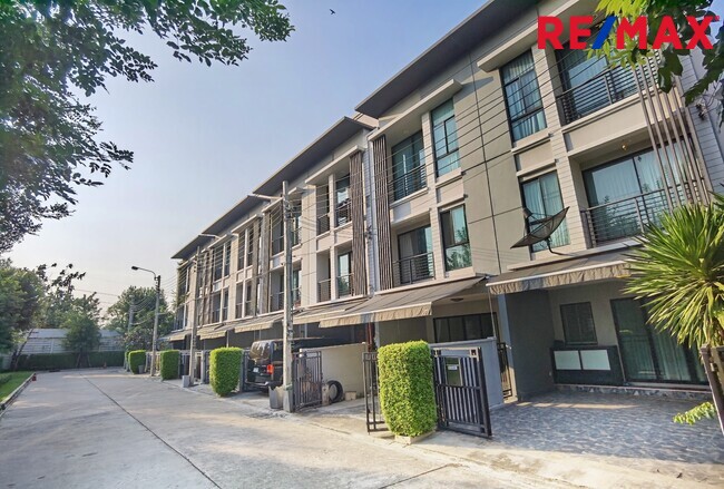 ขายบ้านกลางเมือง รัตนาธิเบศร์ หลังริม เนื้อที่ 33 ตร.ว. ต่อเติม Built-in ทั้งหลังสวย บ้านใหม่ ไม่เคยอยู่ ใกล้รถไฟฟ้า สถานีแยกนนทบุรี1 500 เมตร ใกล้เซ็นทรัลรัตนาธิเบศร์