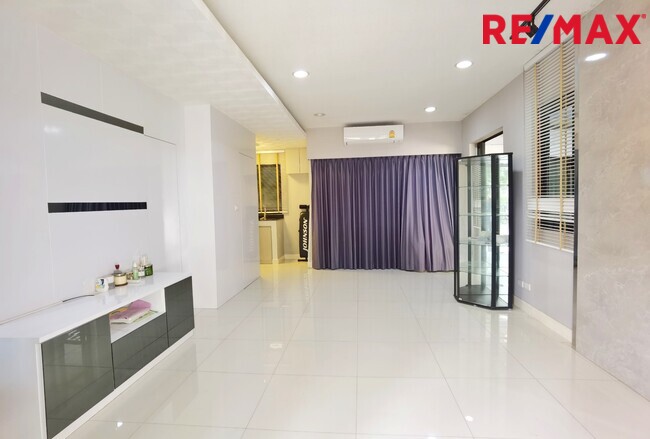 ขายบ้านกลางเมือง รัตนาธิเบศร์ หลังริม เนื้อที่ 33 ตร.ว. ต่อเติม Built-in ทั้งหลังสวย บ้านใหม่ ไม่เคยอยู่ ใกล้รถไฟฟ้า สถานีแยกนนทบุรี1 500 เมตร ใกล้เซ็นทรัลรัตนาธิเบศร์