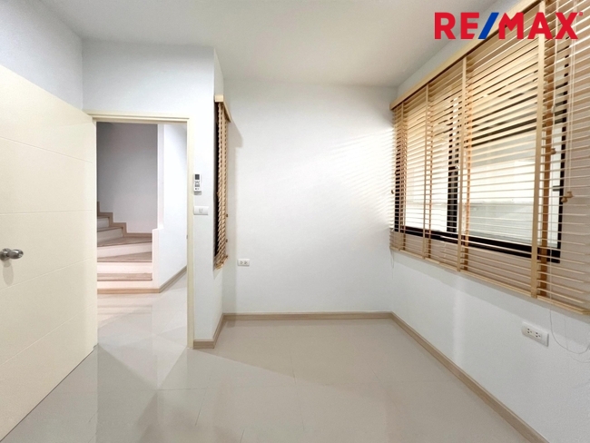 ทาวน์โฮม 2 ชั้น สไตล์ Modern ใกล้สวนหลวง ร.9 เพียง 500 เมตร ..โครงการ ไทม์โฮมร่มเย็น เฉลิมพระเกียรติ ร.9 ซอย 38 ..หน้าบ้านกว้าง 5 เมตร 2 ที่จอดรถ » ตัวบ้านใหญ่ พื้นที่ใช้สอยเยอะเหมือนได้บ้านแฝด ต่อเติมหลังคาหน้าบ้าน