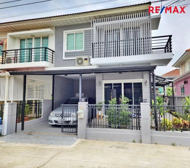 ขาย ทาวน์โฮม เดอะ วิลล่า รัตนาธิเบศร์ ท่าอิฐ เนื้อที่ 24 ตรว. หลังริม มีพื้นที่สวนด้านข้าง รีโนเวทแล้ว พร้อมเข้าอยู่ (The Villa Rattanathibet)