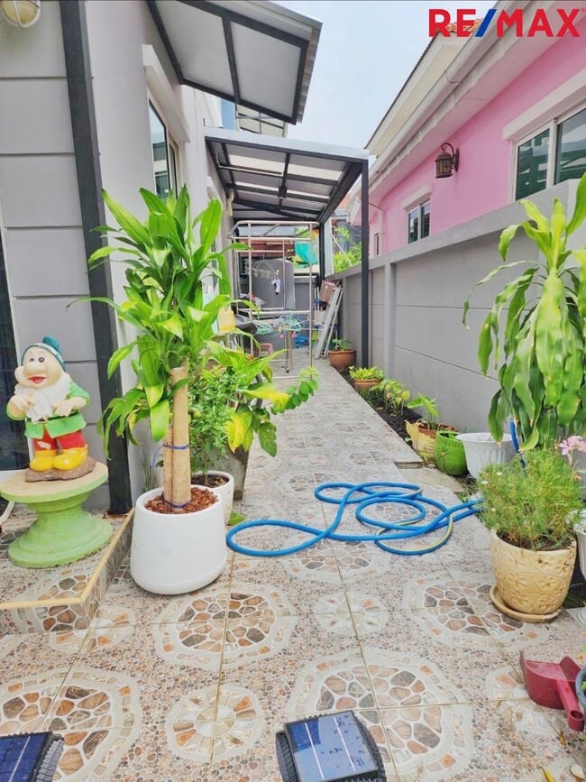 ขาย ทาวน์โฮม เดอะ วิลล่า รัตนาธิเบศร์ ท่าอิฐ เนื้อที่ 24 ตรว. หลังริม มีพื้นที่สวนด้านข้าง รีโนเวทแล้ว พร้อมเข้าอยู่ (The Villa Rattanathibet)