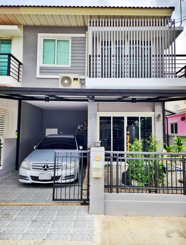 ขาย ทาวน์โฮม เดอะ วิลล่า รัตนาธิเบศร์ ท่าอิฐ เนื้อที่ 24 ตรว. หลังริม มีพื้นที่สวนด้านข้าง รีโนเวทแล้ว พร้อมเข้าอยู่ (The Villa Rattanathibet)