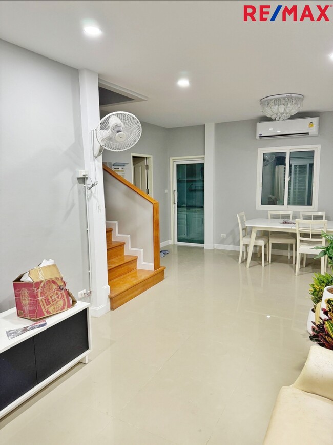 ขาย ทาวน์โฮม เดอะ วิลล่า รัตนาธิเบศร์ ท่าอิฐ เนื้อที่ 24 ตรว. หลังริม มีพื้นที่สวนด้านข้าง รีโนเวทแล้ว พร้อมเข้าอยู่ (The Villa Rattanathibet)