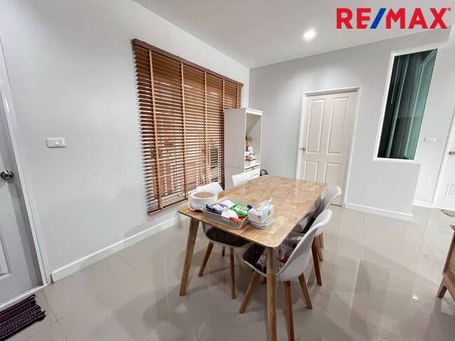 ขายบ้านโกลเด้นนีโอ2 พระราม 2-พันท้ายนรสิงห์ ราคาทุน ต่อเติมพื้นที่ครัว ต่อเติมหลังคาด้านข้าง สภาพสวยพร้อมอยู่