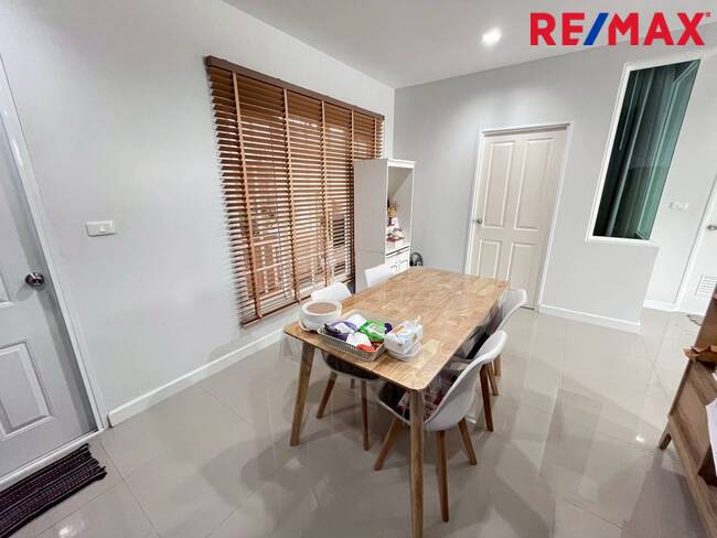 ขายบ้านโกลเด้นนีโอ2 พระราม 2-พันท้ายนรสิงห์ ราคาทุน ต่อเติมพื้นที่ครัว ต่อเติมหลังคาด้านข้าง สภาพสวยพร้อมอยู่