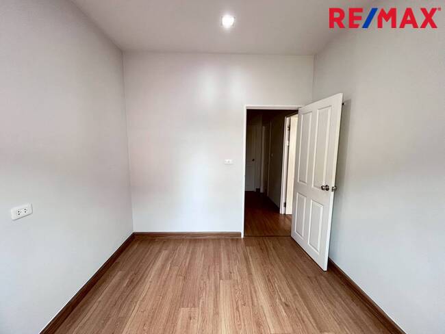 ขายบ้านโกลเด้นนีโอ2 พระราม 2-พันท้ายนรสิงห์ ราคาทุน ต่อเติมพื้นที่ครัว ต่อเติมหลังคาด้านข้าง สภาพสวยพร้อมอยู่