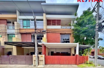 ขายบ้าน 3 ชั้น หลังมุม ภัทรโมทาวน์ แจ้งวัฒนะ 19 อยู่หน้าคลับเฮ้าส์ 35 ตร.ว. ต่อเติมครบ พร้อมอยู่ ใกล้สถานีรถไฟฟ้าสายสีชมพู “แจ้งวัฒนะ ปากเกร็ด 28”