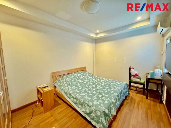 ขายบ้าน 3 ชั้น หลังมุม ภัทรโมทาวน์ แจ้งวัฒนะ 19 อยู่หน้าคลับเฮ้าส์ 35 ตร.ว. ต่อเติมครบ พร้อมอยู่ ใกล้สถานีรถไฟฟ้าสายสีชมพู “แจ้งวัฒนะ ปากเกร็ด 28”