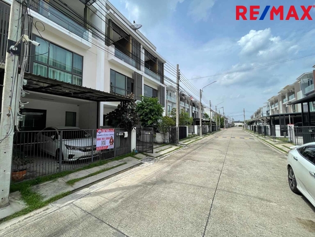 The Terrace รามอินทรา65 ทาวน์โฮม3ชั้น (ซอยถนอมมิตร) ที่ดิน 22 ตร.วา ใช้สอย 180 ตร.ม. เดินทางไปได้ทั้ง พระราม 9 / เอกมัย / บางนา / ดาวคะนอง หรือจะวนไปออกวงแหวนตะวันออกเพื่อไปลำลูกกา รังสิต