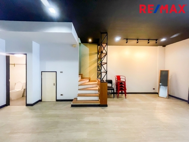 ECO SPACE เกษตร-นวมินทร์ 2 พื้นที่ 20.9 ตร.ว. พื้นที่ใช้สอย 175 ตร.ม. เหมาะสำหรับทำโฮมออฟฟิศ สำนักงาน หรืออยู่อาศัย ต่อเติมห้องครัวแล้ว