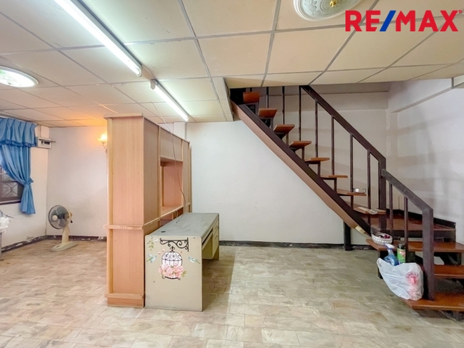 หมู่บ้าน บก.ทหารสูงสุด ทาวน์เฮ้าส์ 2 ชั้น รามอินทรา 46 แยก 3 ใกล้สถานีรถไฟฟ้าคู้บอน เดินทางเพียง 5 นาที