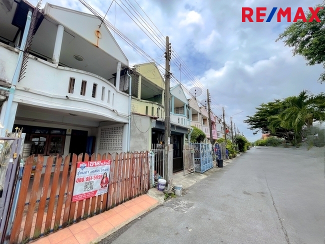 หมู่บ้าน บก.ทหารสูงสุด ทาวน์เฮ้าส์ 2 ชั้น รามอินทรา 46 แยก 3 ใกล้สถานีรถไฟฟ้าคู้บอน เดินทางเพียง 5 นาที