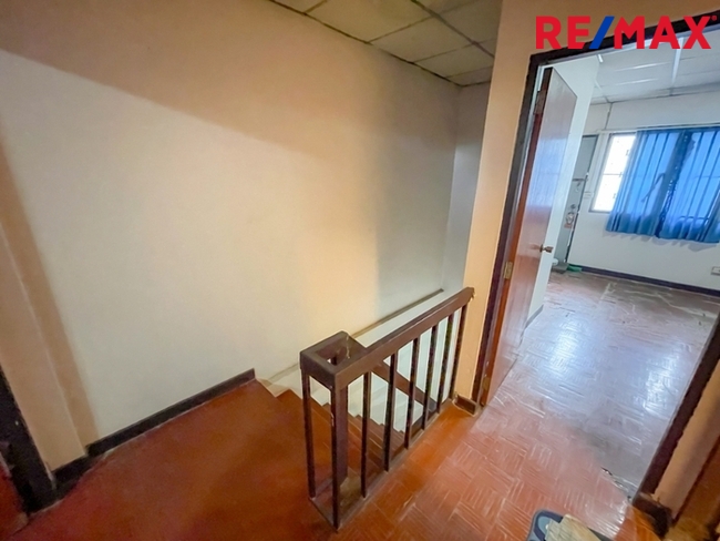 หมู่บ้าน บก.ทหารสูงสุด ทาวน์เฮ้าส์ 2 ชั้น รามอินทรา 46 แยก 3 ใกล้สถานีรถไฟฟ้าคู้บอน เดินทางเพียง 5 นาที