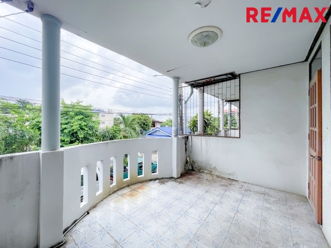 หมู่บ้าน บก.ทหารสูงสุด ทาวน์เฮ้าส์ 2 ชั้น รามอินทรา 46 แยก 3 ใกล้สถานีรถไฟฟ้าคู้บอน เดินทางเพียง 5 นาที