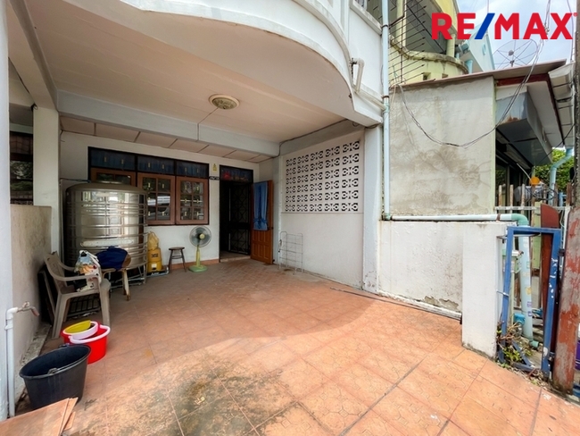 หมู่บ้าน บก.ทหารสูงสุด ทาวน์เฮ้าส์ 2 ชั้น รามอินทรา 46 แยก 3 ใกล้สถานีรถไฟฟ้าคู้บอน เดินทางเพียง 5 นาที