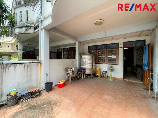 หมู่บ้าน บก.ทหารสูงสุด ทาวน์เฮ้าส์ 2 ชั้น รามอินทรา 46 แยก 3 ใกล้สถานีรถไฟฟ้าคู้บอน เดินทางเพียง 5 นาที