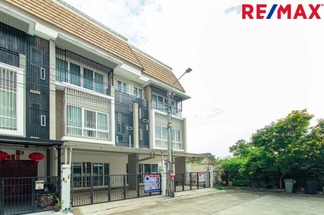 ขายทาวน์โฮม3ชั้น ม.เออร์เบิน สาทร ติดถนนราชพฤกษ์ ใกล้รถไฟฟ้า BTSและMRT สถานีบางหว้า ทาวน์โฮมหลังใหญ่ พื้นที่ใช้สอยเท่าบ้านเดี่ยว