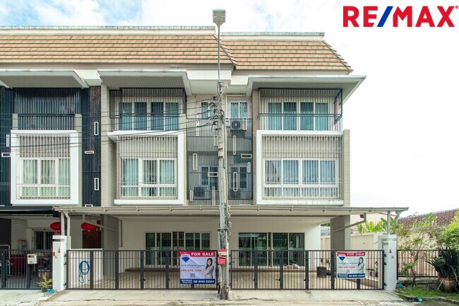 ขายทาวน์โฮม3ชั้น ม.เออร์เบิน สาทร ติดถนนราชพฤกษ์ ใกล้รถไฟฟ้า BTSและMRT สถานีบางหว้า ทาวน์โฮมหลังใหญ่ พื้นที่ใช้สอยเท่าบ้านเดี่ยว