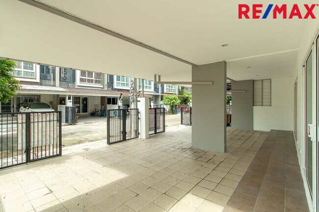 ขายทาวน์โฮม3ชั้น ม.เออร์เบิน สาทร ติดถนนราชพฤกษ์ ใกล้รถไฟฟ้า BTSและMRT สถานีบางหว้า ทาวน์โฮมหลังใหญ่ พื้นที่ใช้สอยเท่าบ้านเดี่ยว
