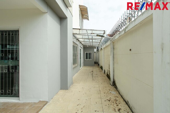 ขายทาวน์โฮม3ชั้น ม.เออร์เบิน สาทร ติดถนนราชพฤกษ์ ใกล้รถไฟฟ้า BTSและMRT สถานีบางหว้า ทาวน์โฮมหลังใหญ่ พื้นที่ใช้สอยเท่าบ้านเดี่ยว
