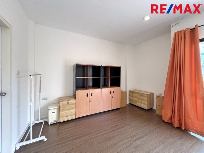 ขายโฮมออฟฟิศ / ทาวน์โฮม 3 ชั้น หลังมุม หน้าบ้านกว้าง 6.25 เมตร โครงการ Lumpini Town Residences บางนา-ศรีนครินทร์ (หลังโรงแรมเมเปิ้ล)