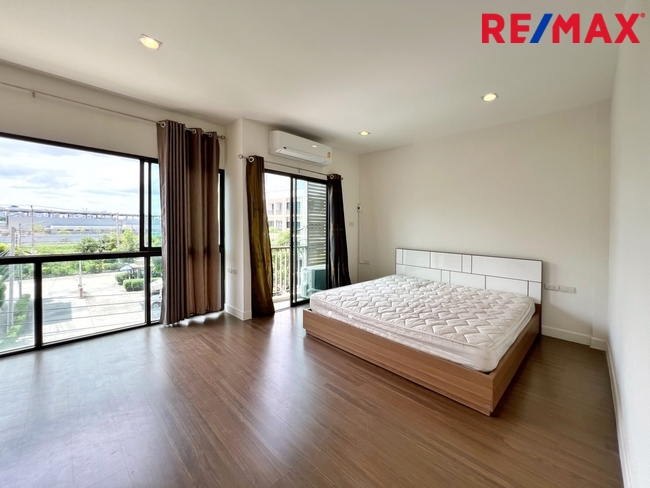 ขายโฮมออฟฟิศ / ทาวน์โฮม 3 ชั้น หลังมุม หน้าบ้านกว้าง 6.25 เมตร โครงการ Lumpini Town Residences บางนา-ศรีนครินทร์ (หลังโรงแรมเมเปิ้ล)