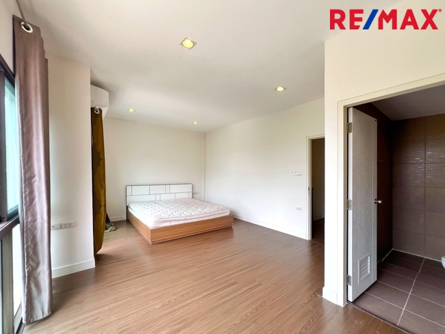 ขายโฮมออฟฟิศ / ทาวน์โฮม 3 ชั้น หลังมุม หน้าบ้านกว้าง 6.25 เมตร โครงการ Lumpini Town Residences บางนา-ศรีนครินทร์ (หลังโรงแรมเมเปิ้ล)