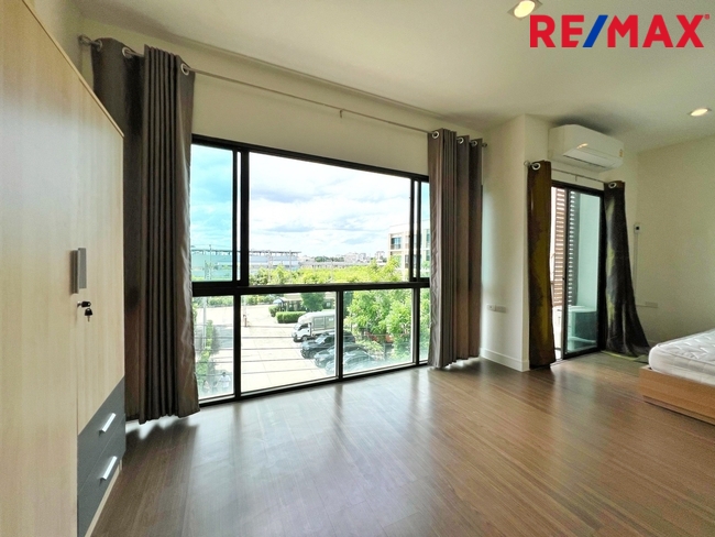 ขายโฮมออฟฟิศ / ทาวน์โฮม 3 ชั้น หลังมุม หน้าบ้านกว้าง 6.25 เมตร โครงการ Lumpini Town Residences บางนา-ศรีนครินทร์ (หลังโรงแรมเมเปิ้ล)