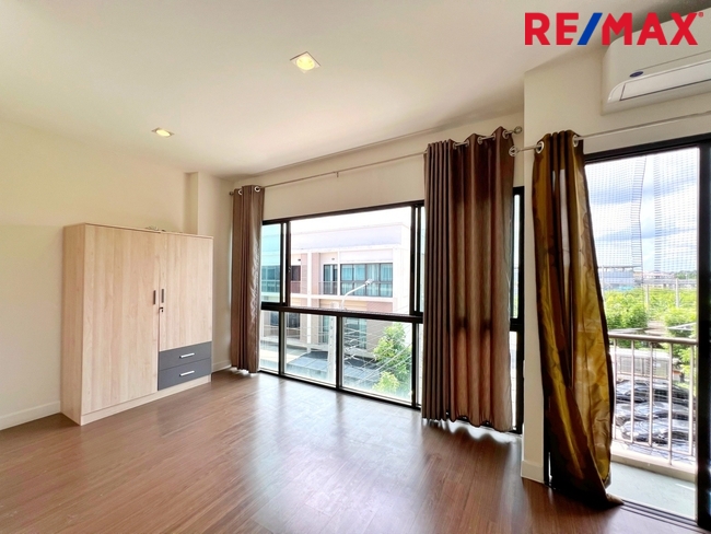 ขายโฮมออฟฟิศ / ทาวน์โฮม 3 ชั้น หลังมุม หน้าบ้านกว้าง 6.25 เมตร โครงการ Lumpini Town Residences บางนา-ศรีนครินทร์ (หลังโรงแรมเมเปิ้ล)