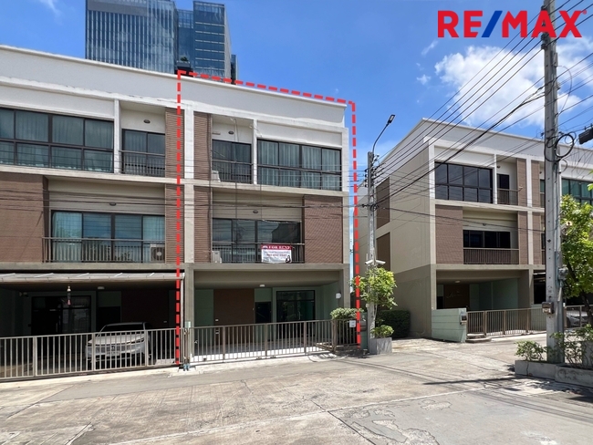 ขายโฮมออฟฟิศ / ทาวน์โฮม 3 ชั้น หลังมุม หน้าบ้านกว้าง 6.25 เมตร โครงการ Lumpini Town Residences บางนา-ศรีนครินทร์ (หลังโรงแรมเมเปิ้ล)