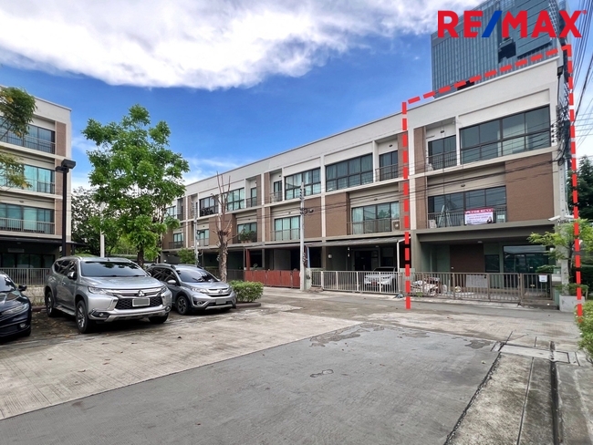 ขายโฮมออฟฟิศ / ทาวน์โฮม 3 ชั้น หลังมุม หน้าบ้านกว้าง 6.25 เมตร โครงการ Lumpini Town Residences บางนา-ศรีนครินทร์ (หลังโรงแรมเมเปิ้ล)