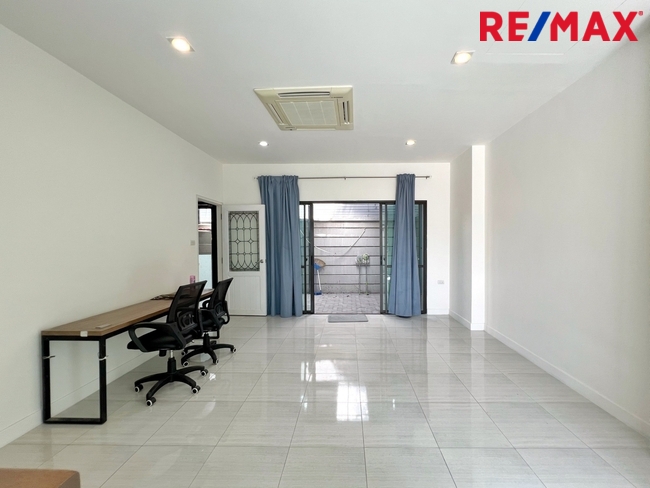 ขายโฮมออฟฟิศ / ทาวน์โฮม 3 ชั้น หลังมุม หน้าบ้านกว้าง 6.25 เมตร โครงการ Lumpini Town Residences บางนา-ศรีนครินทร์ (หลังโรงแรมเมเปิ้ล)