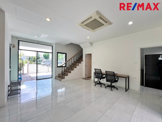 ขายโฮมออฟฟิศ / ทาวน์โฮม 3 ชั้น หลังมุม หน้าบ้านกว้าง 6.25 เมตร โครงการ Lumpini Town Residences บางนา-ศรีนครินทร์ (หลังโรงแรมเมเปิ้ล)