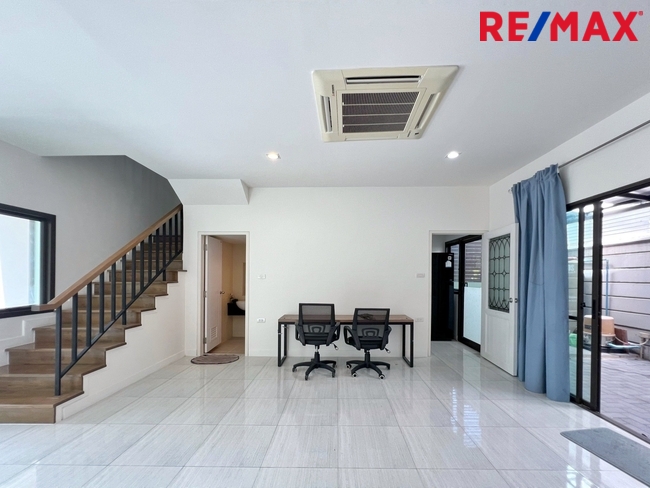 ขายโฮมออฟฟิศ / ทาวน์โฮม 3 ชั้น หลังมุม หน้าบ้านกว้าง 6.25 เมตร โครงการ Lumpini Town Residences บางนา-ศรีนครินทร์ (หลังโรงแรมเมเปิ้ล)