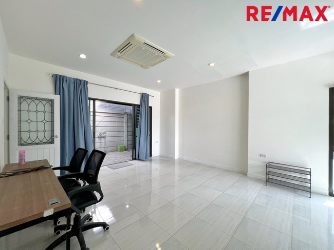 ขายโฮมออฟฟิศ / ทาวน์โฮม 3 ชั้น หลังมุม หน้าบ้านกว้าง 6.25 เมตร โครงการ Lumpini Town Residences บางนา-ศรีนครินทร์ (หลังโรงแรมเมเปิ้ล)