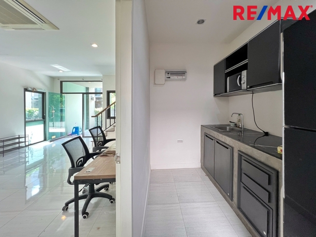 ขายโฮมออฟฟิศ / ทาวน์โฮม 3 ชั้น หลังมุม หน้าบ้านกว้าง 6.25 เมตร โครงการ Lumpini Town Residences บางนา-ศรีนครินทร์ (หลังโรงแรมเมเปิ้ล)