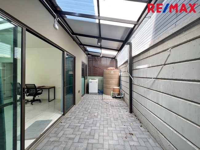 ขายโฮมออฟฟิศ / ทาวน์โฮม 3 ชั้น หลังมุม หน้าบ้านกว้าง 6.25 เมตร โครงการ Lumpini Town Residences บางนา-ศรีนครินทร์ (หลังโรงแรมเมเปิ้ล)