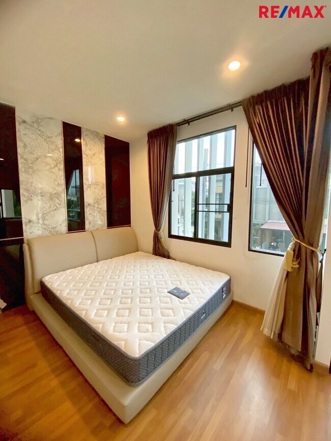 ขายบ้านหลังมุมสวย พร้อมอยู่ “เดอะ ทรัสต์ 95 ราชพฤกษ์ - รัตนาธิเบศร์” ตกแต่งบิ้วท์อินสวย | ราคาต่ำกว่าราคาประเมิน!