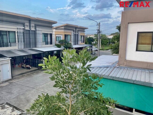 ขายบ้านหลังมุมสวย พร้อมอยู่ “เดอะ ทรัสต์ 95 ราชพฤกษ์ - รัตนาธิเบศร์” ตกแต่งบิ้วท์อินสวย | ราคาต่ำกว่าราคาประเมิน!