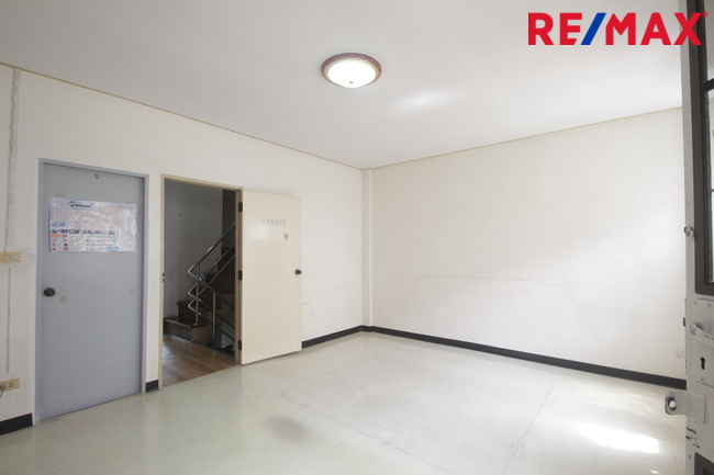 ทาวน์โฮมเพชรเกษม112 พุทธมณฑลสาย4 บ้านสุชา3ชั้น ต่อเติมแล้ว บ้านสภาพดี ใกล้มหาวิทยาลัยธนบุรี วิทยาลัยเทคโนโลยีหมู่บ้านครู คุ้มค่าราคาถูก