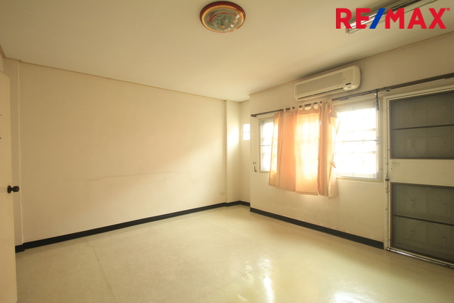 ทาวน์โฮมเพชรเกษม112 พุทธมณฑลสาย4 บ้านสุชา3ชั้น ต่อเติมแล้ว บ้านสภาพดี ใกล้มหาวิทยาลัยธนบุรี วิทยาลัยเทคโนโลยีหมู่บ้านครู คุ้มค่าราคาถูก