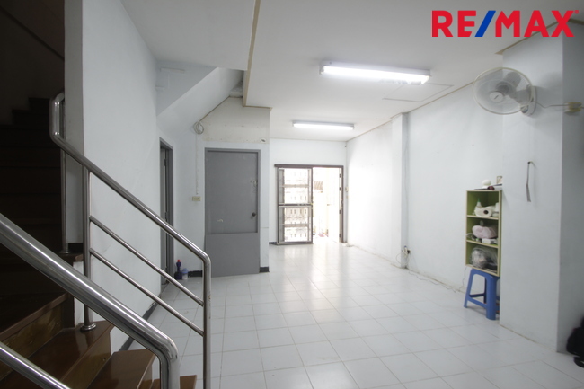 ทาวน์โฮมเพชรเกษม112 พุทธมณฑลสาย4 บ้านสุชา3ชั้น ต่อเติมแล้ว บ้านสภาพดี ใกล้มหาวิทยาลัยธนบุรี วิทยาลัยเทคโนโลยีหมู่บ้านครู คุ้มค่าราคาถูก