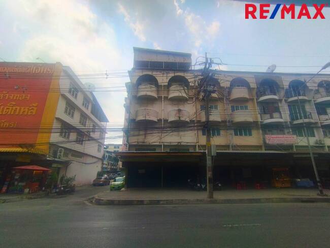 ขายอาคารพาณิชย์ 4.5 ชั้น พุทธมณฑลสาย4 ห้องมุม ริมถนน ทำเลดีทำการค้าได้ อยู่ใกล้ถนนเพชรเกษม